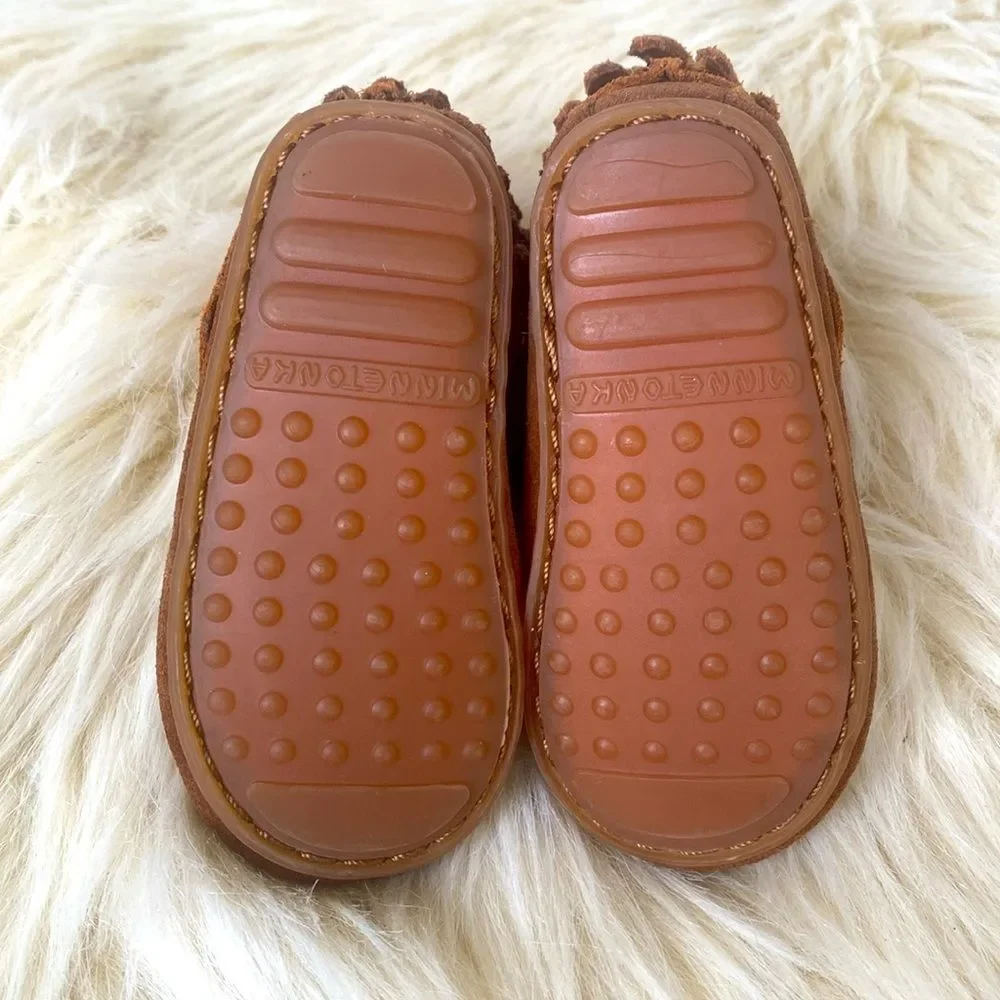 Minnetonka baby fringe booties Size 1 with zip up - New w/o tag